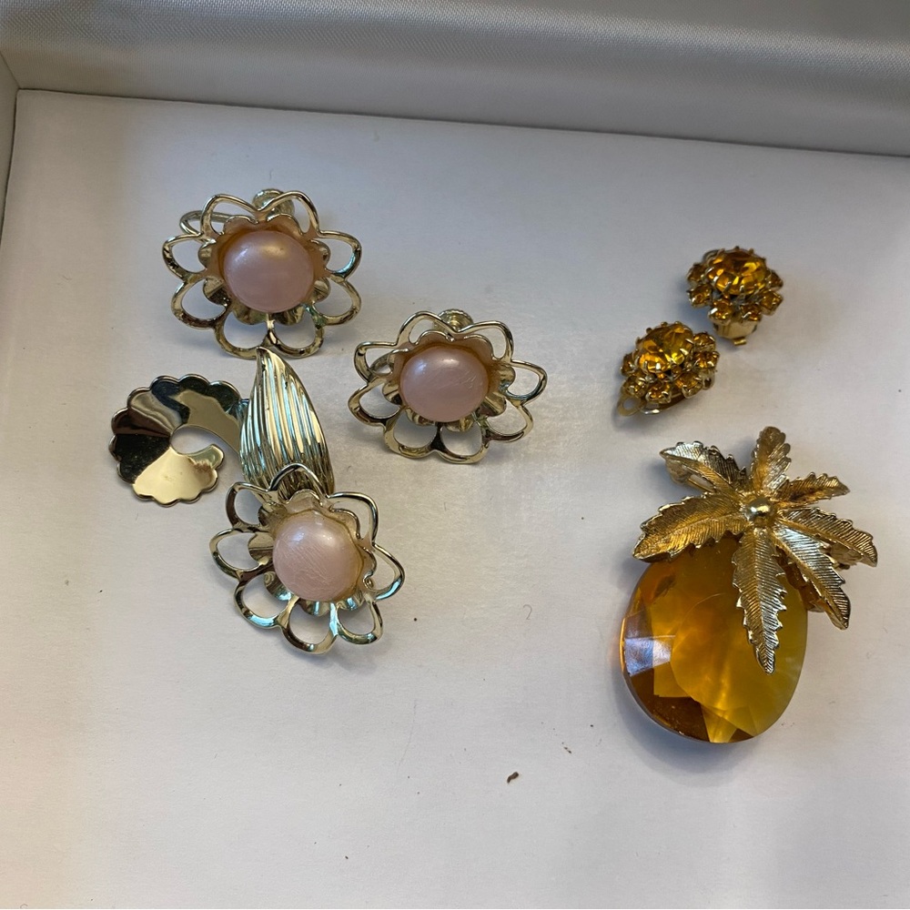 Gold-Tone Pink Cabochon Flower Clip-On Earring Set